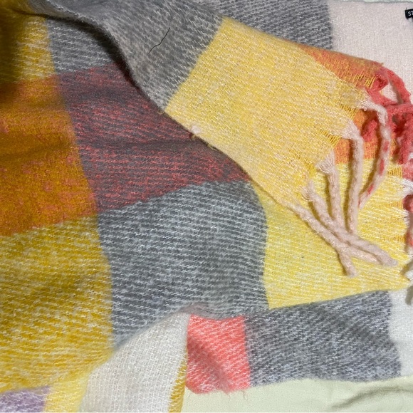 Steve Madden large check scarf/shawl, never worn - Picture 4 of 7